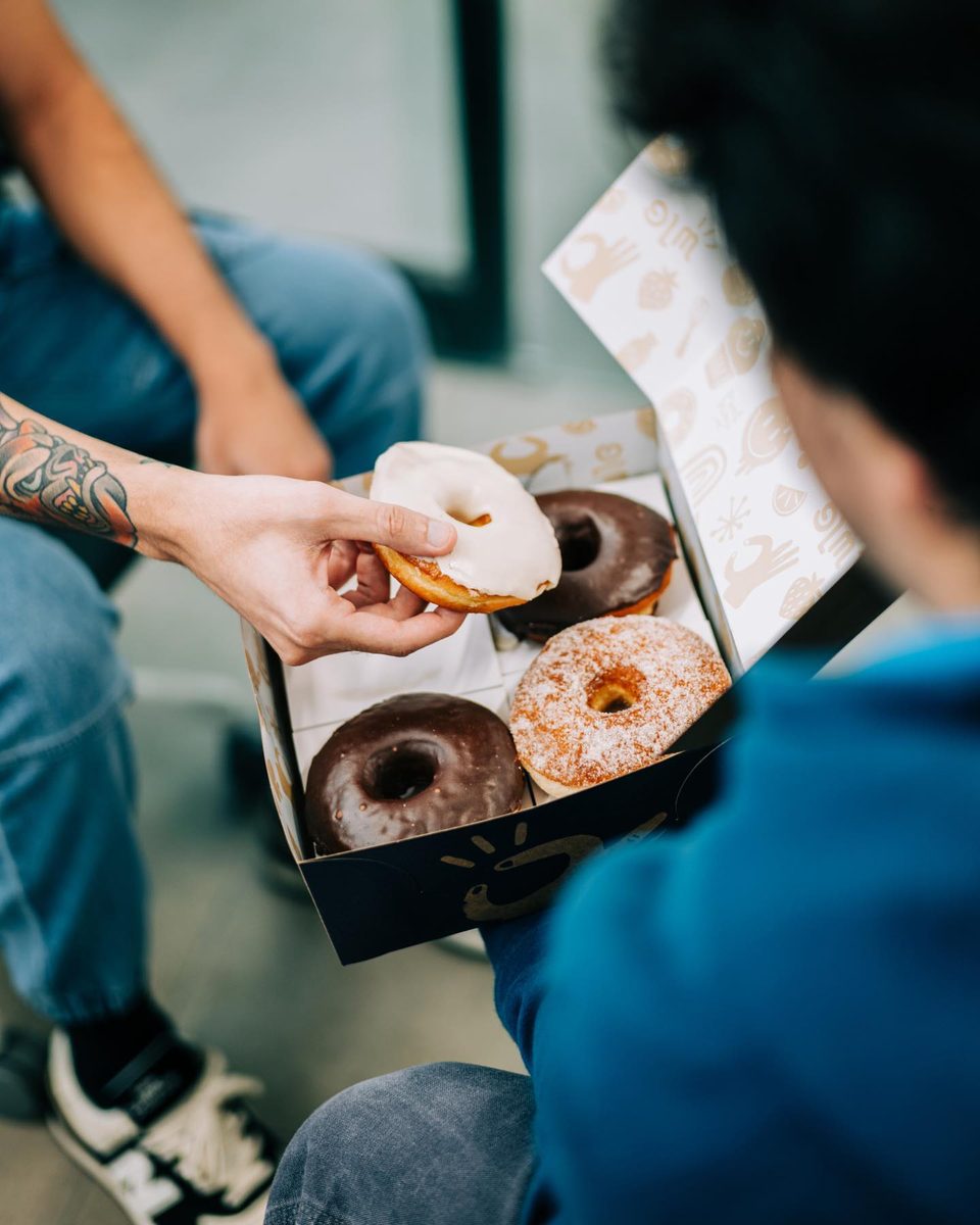 Una caja con donas variadas para compartir