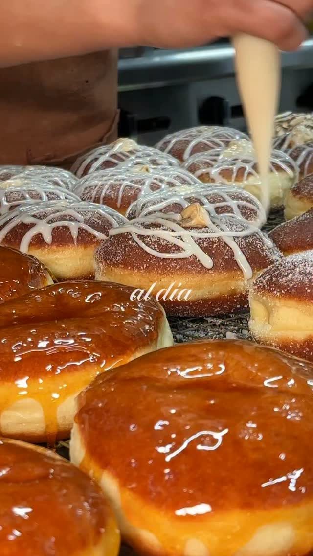 Preparación y glaseado de donas de MUNCH