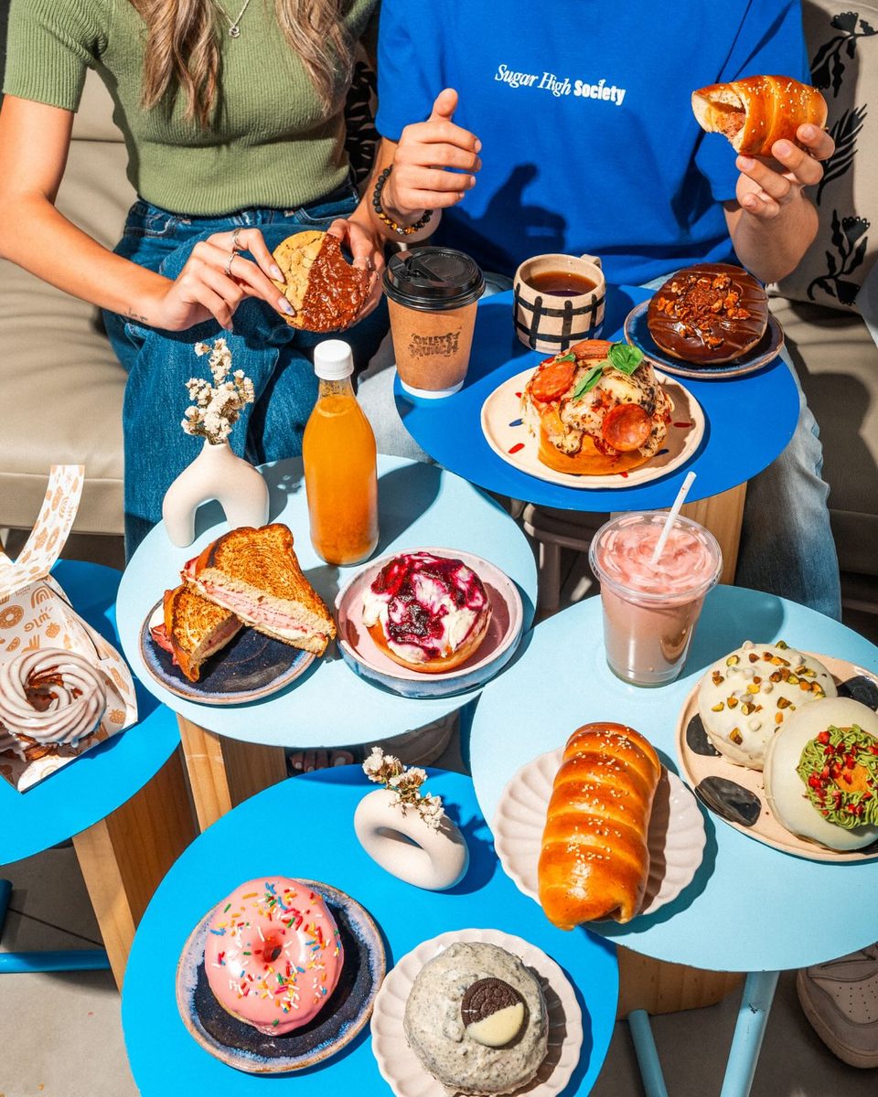 Mesa compartida con donas, platos y bebidas de MUNCH
