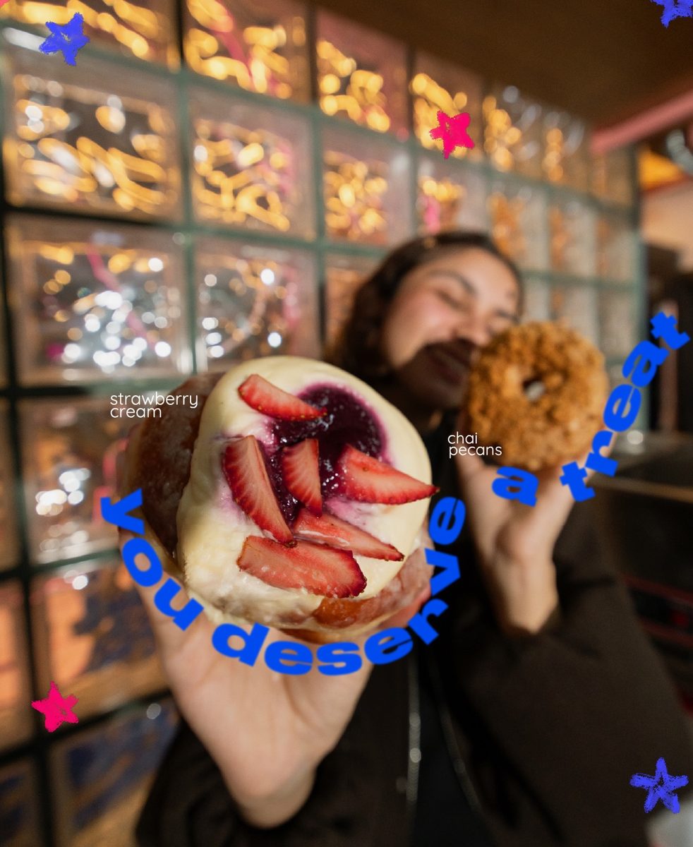 Dos donas con las etiquetas strawberry cream y chai pecans